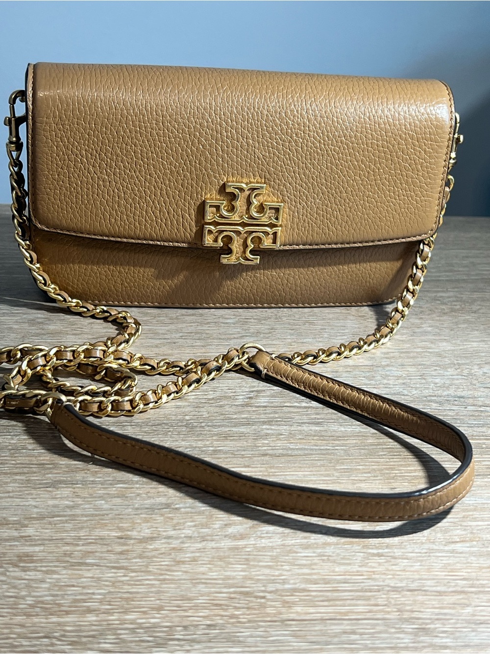 Tory Burch Camel/Tan Leather Shoulder Bag with Gold Logo - Picture 2 of 10